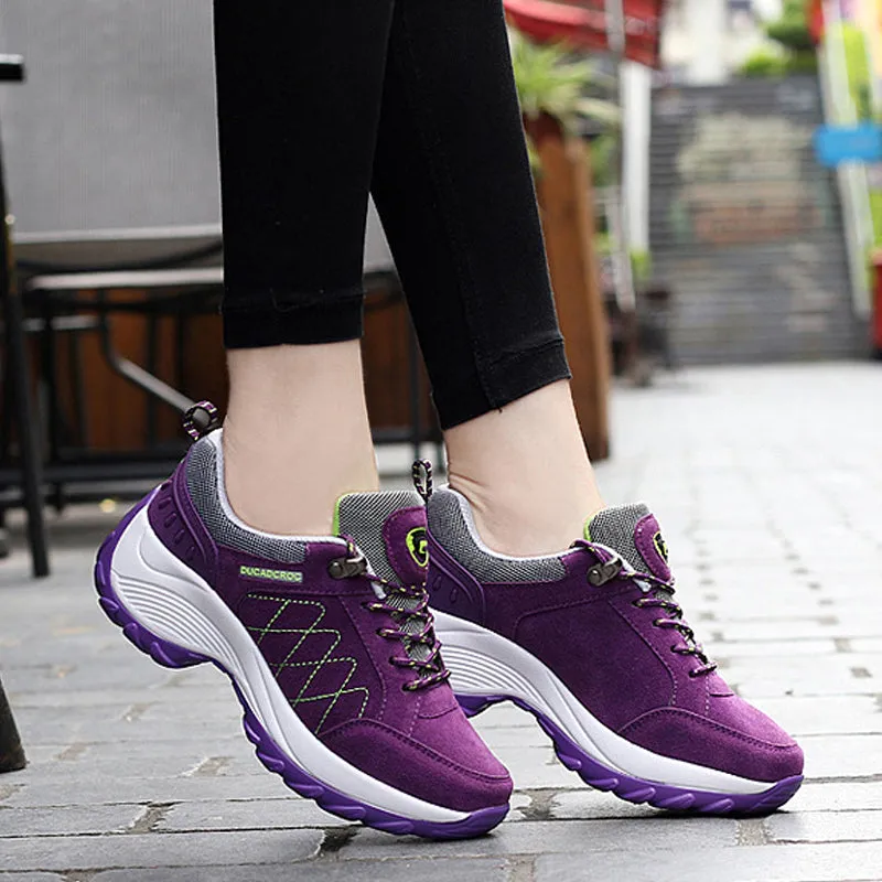 Durable hiking shoes in mesh with color combination