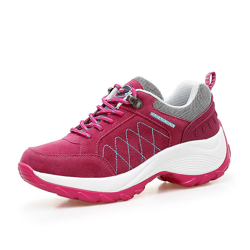 Durable hiking shoes in mesh with color combination